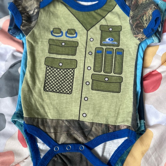 LIKE NEW Mossy Oak Onesie Set - Picture 4 of 4